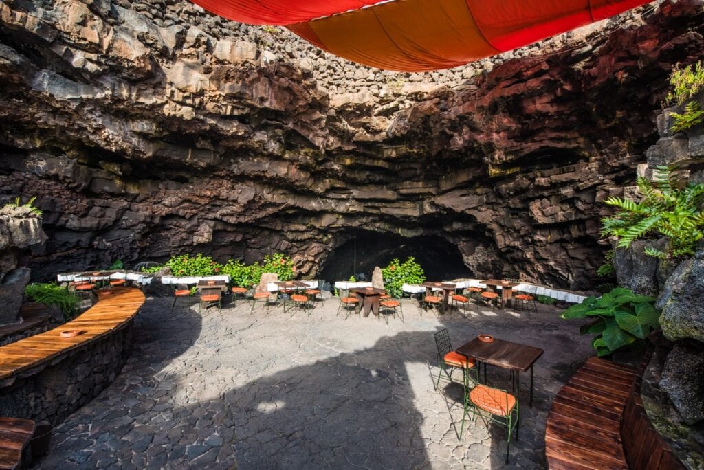 Les tables du restaurant dans la grotte des Jameos del Agua
