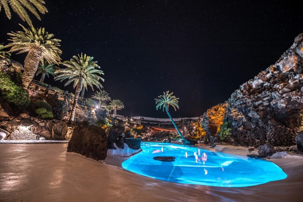 Les Jameos del Agua illuminés à la tombée de la nuit